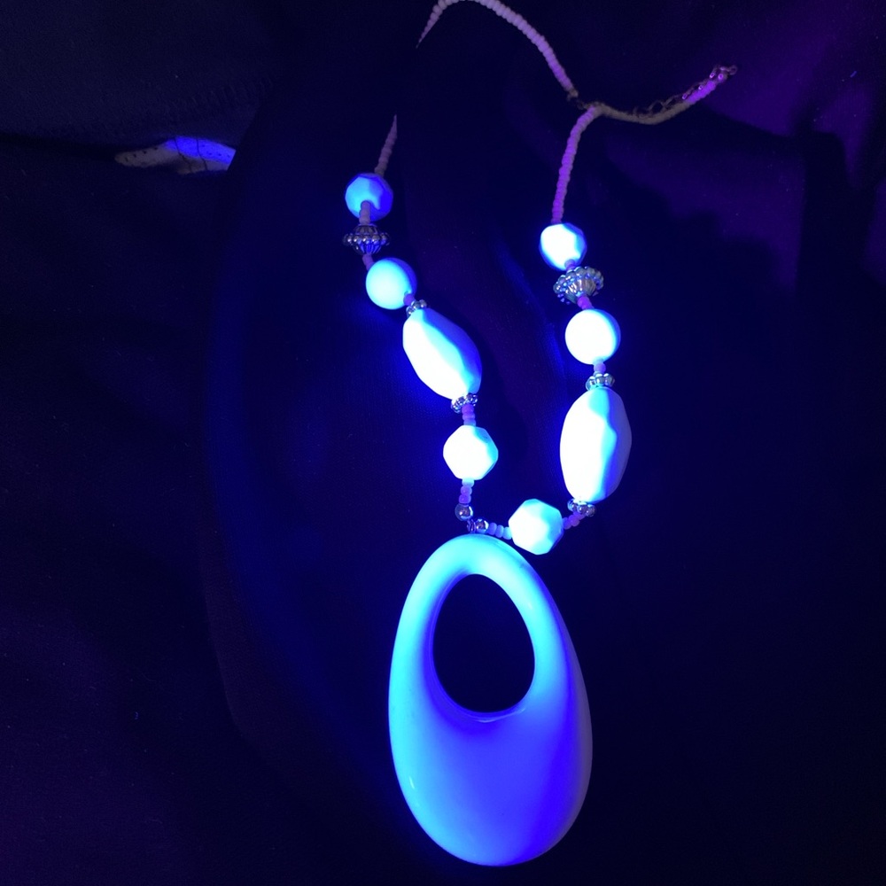 UV reactive retro necklace. Perfect for clubbing. 1970’s